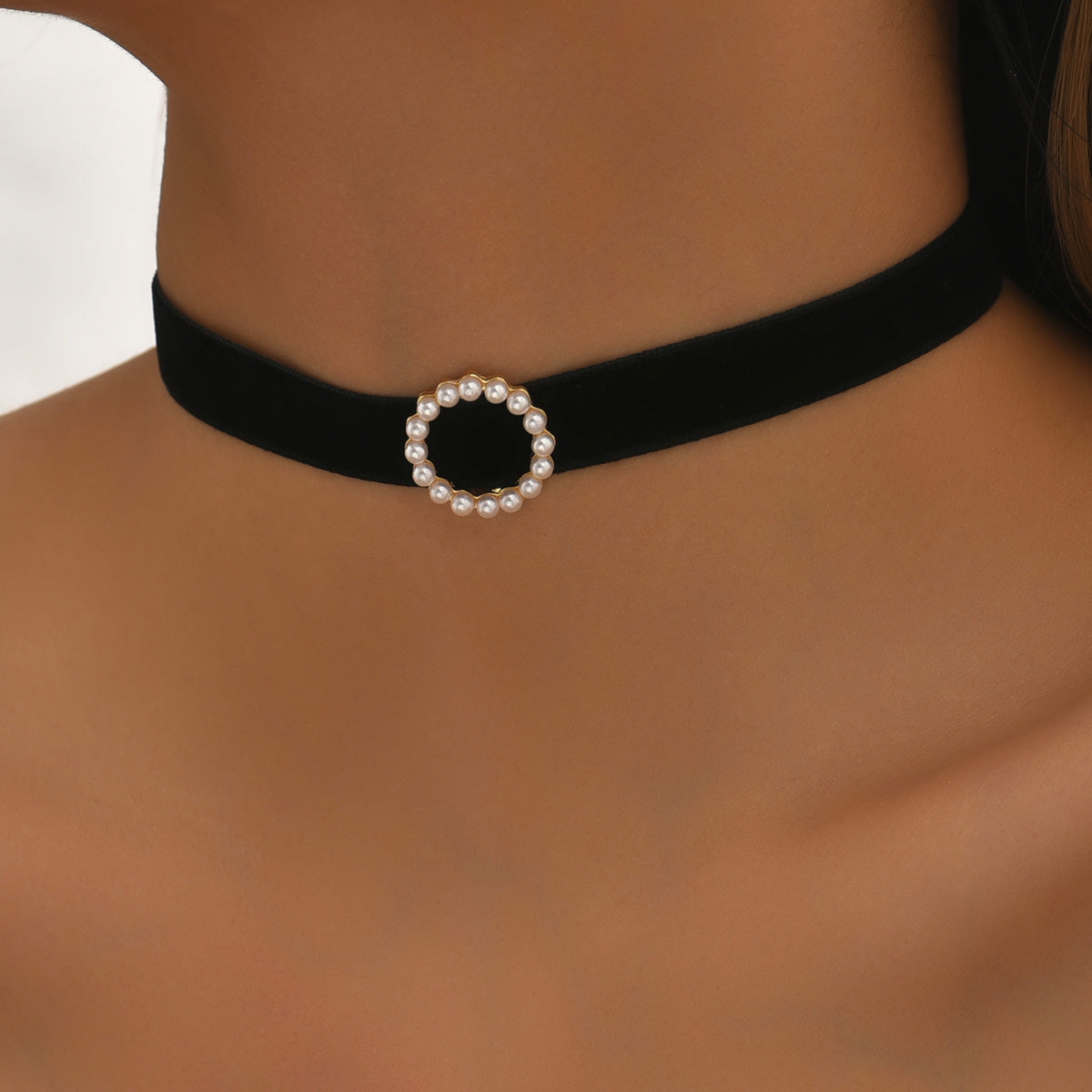 Velvet Pearl Women's Choker